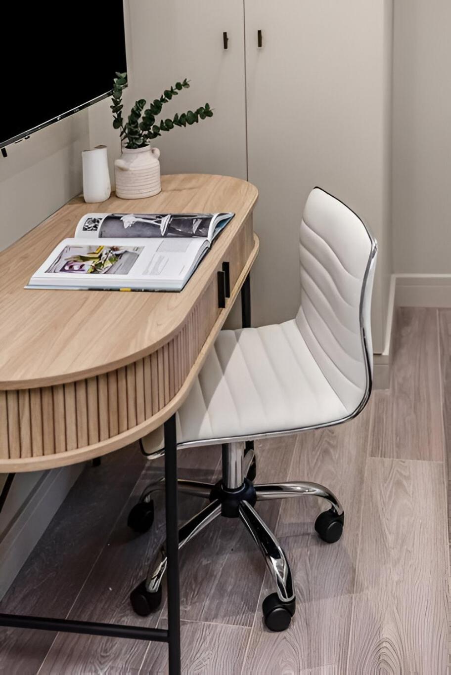 Appartamento Glam Compact With Chic Kitchenette Londra