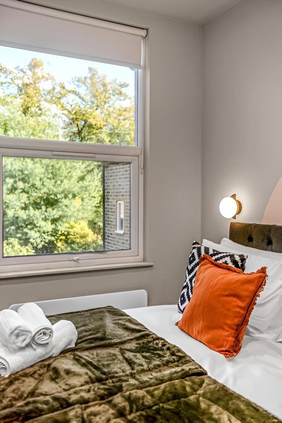 Glam Compact With Chic Kitchenette Londra