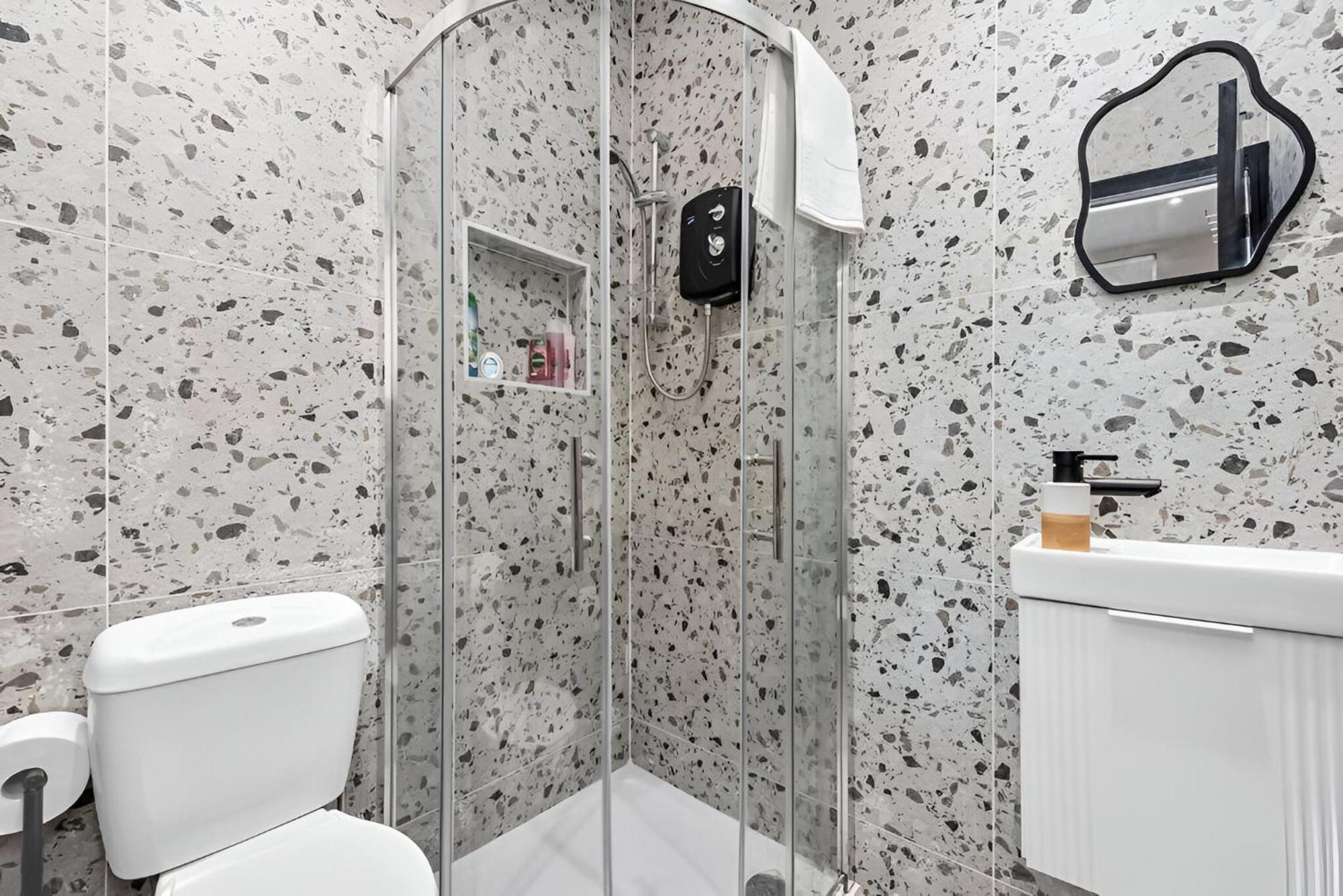 Glam Compact With Chic Kitchenette Londra